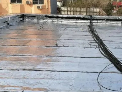 安宁卫生间漏水维修公司分享下安宁屋面楼顶防水刚性防水层施工要点。